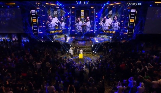 红雀一贯依 红雀一贯依